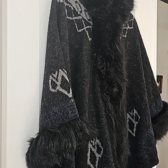 Hooded  shawl coat  cape with  faux  fur  black  trim . Elegant  and  classy - Picture 2 of 8
